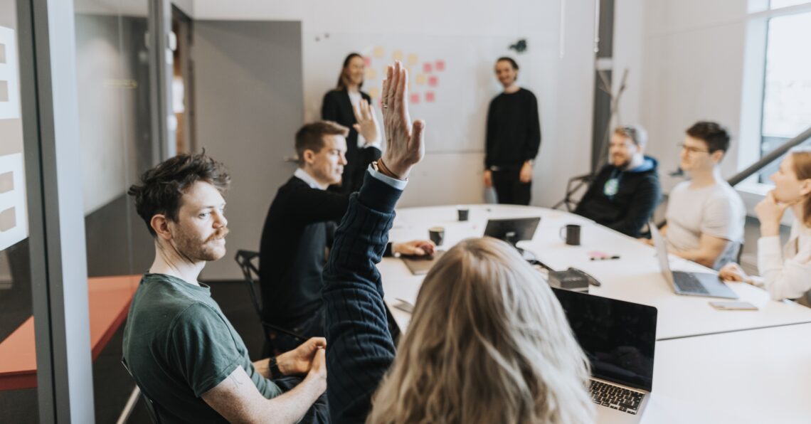 tänka på upphovsrätten + människor på kontor